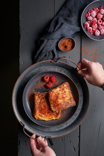 Foto tostadas francesas en una bandeja vintage