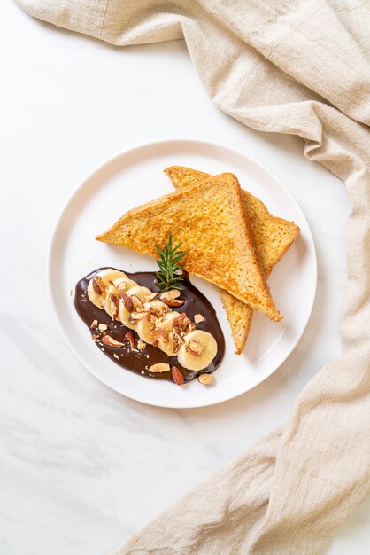 Tostadas francesas con chocolate de plátano y almendras para el desayuno.