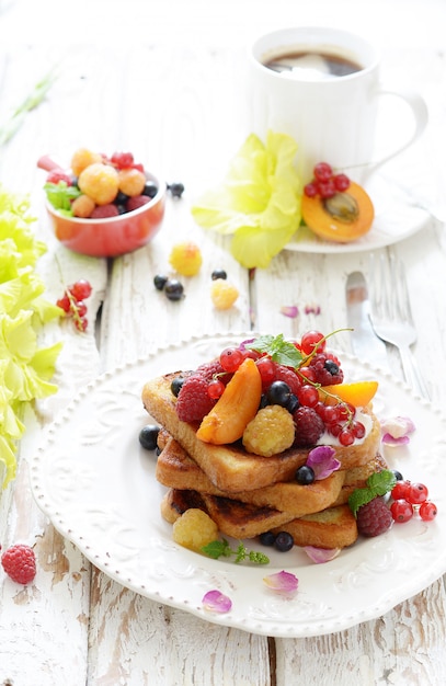 Tostadas francesas con fresas y crema para el desayuno.