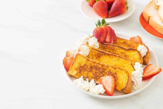 Tostadas francesas con fresas frescas y nata