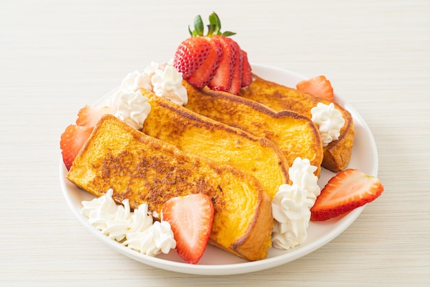 Tostadas francesas con fresas frescas y nata