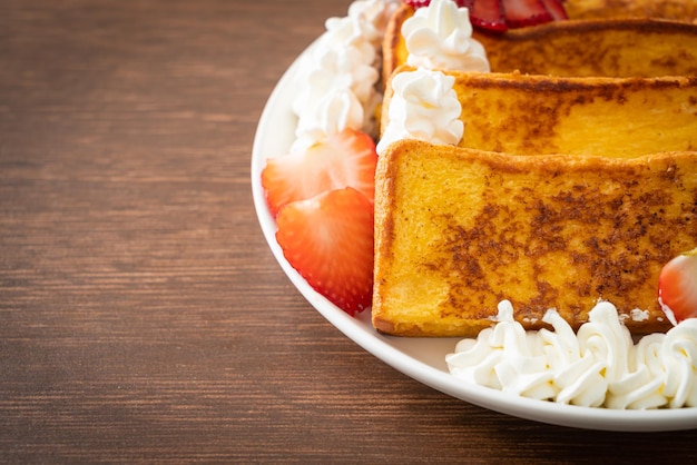 Tostadas francesas con fresas frescas y nata