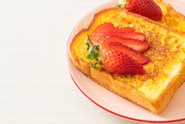 tostadas francesas con fresas frescas en un plato