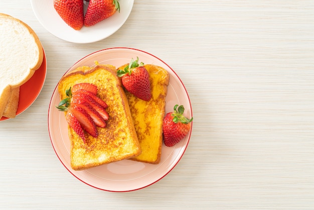 tostadas francesas con fresas frescas en un plato