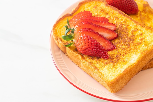 tostadas francesas con fresas frescas en un plato