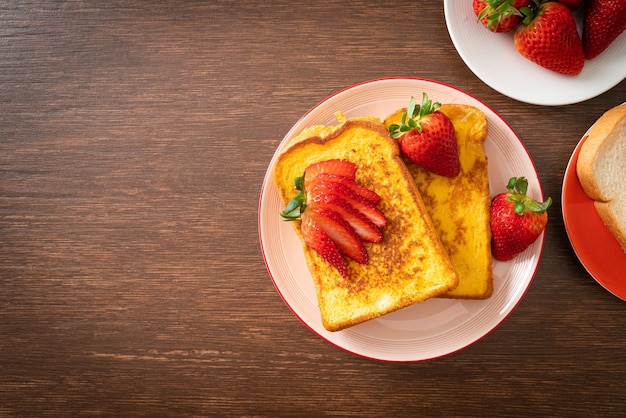 tostadas francesas con fresas frescas en el plato