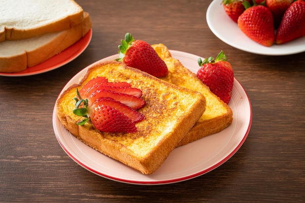 tostadas francesas con fresas frescas en un plato