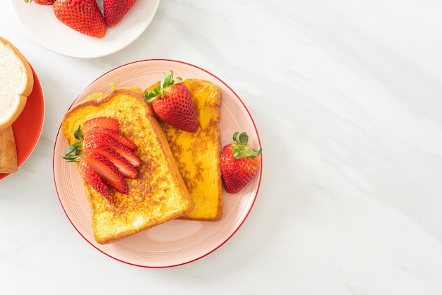 tostadas francesas con fresas frescas en un plato