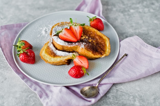 Tostadas francesas con fresas.