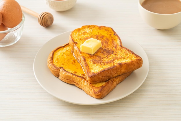 Tostadas francesas con mantequilla y miel para el desayuno.