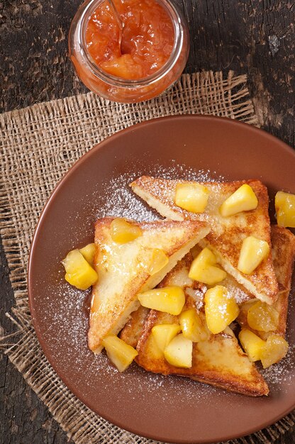 Tostadas francesas con manzanas caramelizadas para el desayuno