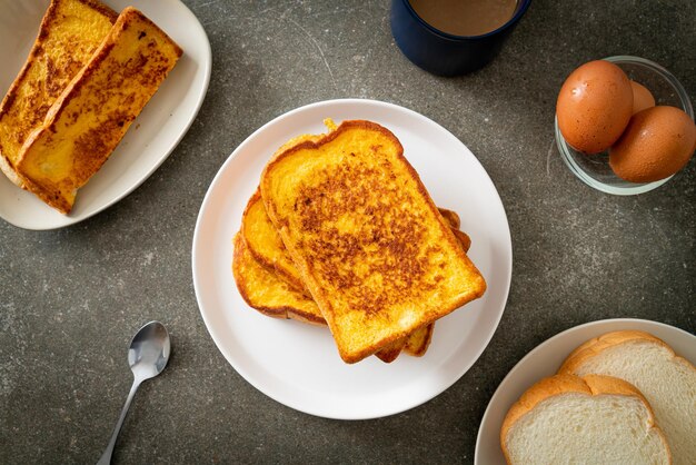 tostadas francesas en un plato blanco para el desayuno