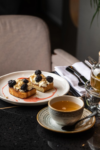 Tostadas francesas Plato y té Tostadas francesas con nueces y canela Té con leche y tostadas francesas