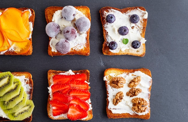 Tostadas francesas con queso blando y frutas.