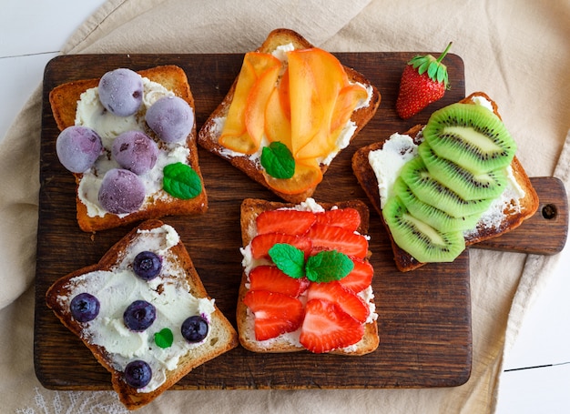 Tostadas francesas con queso de pasta blanda, fresas, kiwi, nueces.