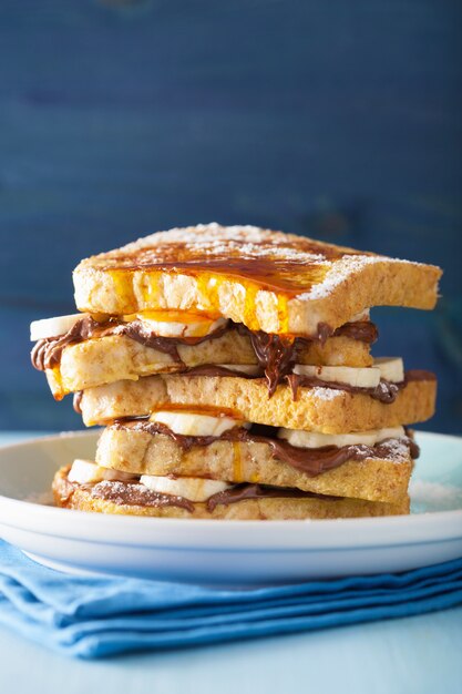 Tostadas francesas con salsa de chocolate y plátano y caramelo para el desayuno