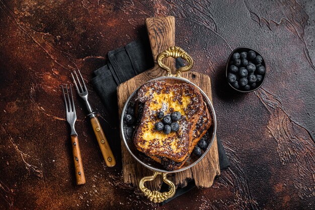 Tostadas francesas con sirope de arce y arándano Fondo oscuro Vista superior