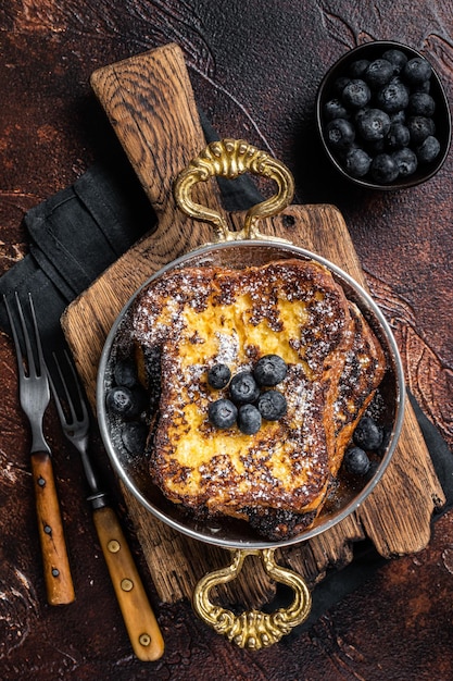 Tostadas francesas con sirope de arce y arándano Fondo oscuro Vista superior