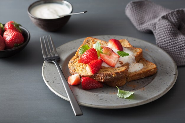 Tostadas francesas con yogurt y fresas para el desayuno.