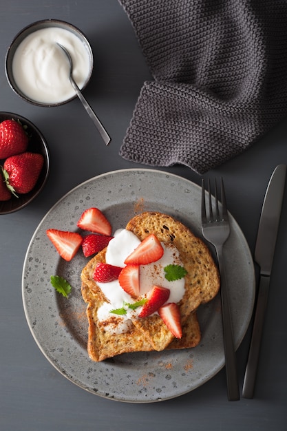 Tostadas francesas con yogurt y fresas para el desayuno.