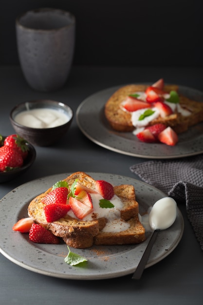 Tostadas francesas con yogurt y fresas para el desayuno.