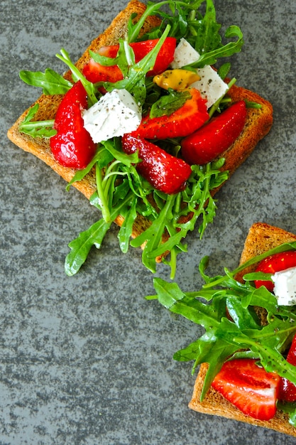 Tostadas con fresas y rúcula.