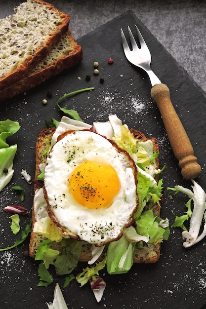 Tostadas fritas con huevo y ensalada. Saludable desayuno o merienda. Dieta Keto. Keto snack o desayuno.