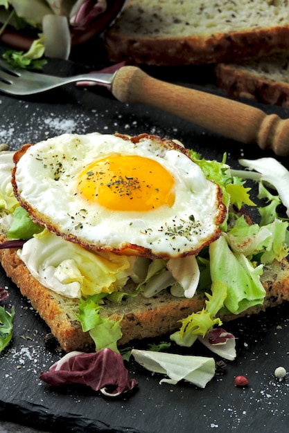 Tostadas fritas con huevo y ensalada. Saludable desayuno o merienda. Dieta Keto. Keto snack o desayuno.