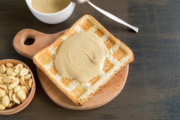 Tostadas fritas con mantequilla de maní