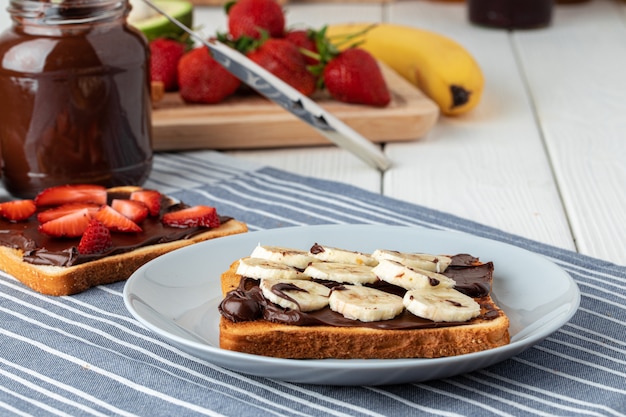 Tostadas fritas con pasta de chocolate y rodajas de banana