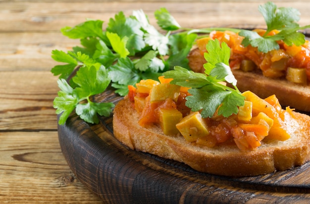 Tostadas fritas con verduras.