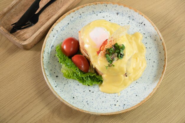 Tostadas con huevo jamón y queso bajo salsa bechamel Delicioso desayuno en el restaurante