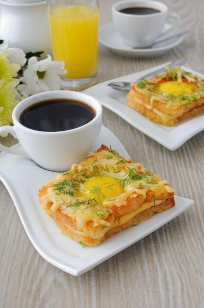 Tostadas con huevo y queso con eneldo