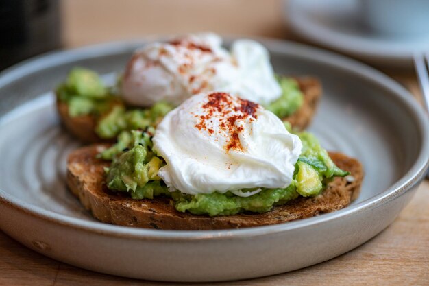 Tostadas y Huevos Escalfados