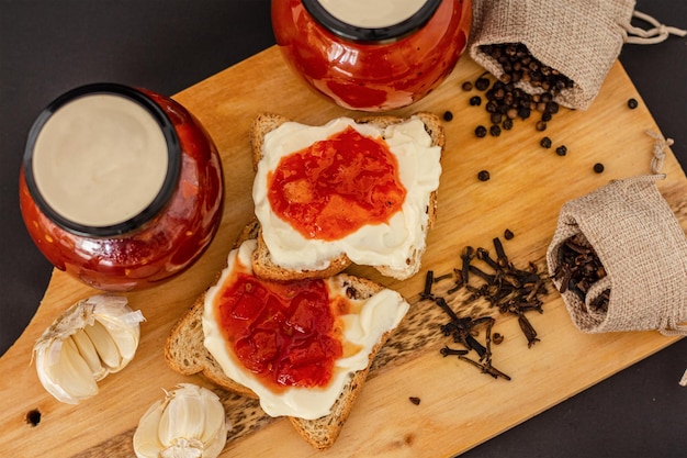 tostadas integrales con queso crema y salsa roja pimienta y ajo