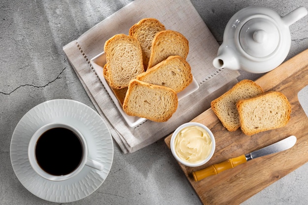 Tostadas integrales saludables con mantequilla y café