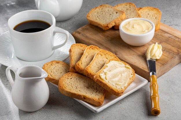 Tostadas integrales saludables con mantequilla y café