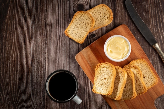 Tostadas integrales saludables con mantequilla y café