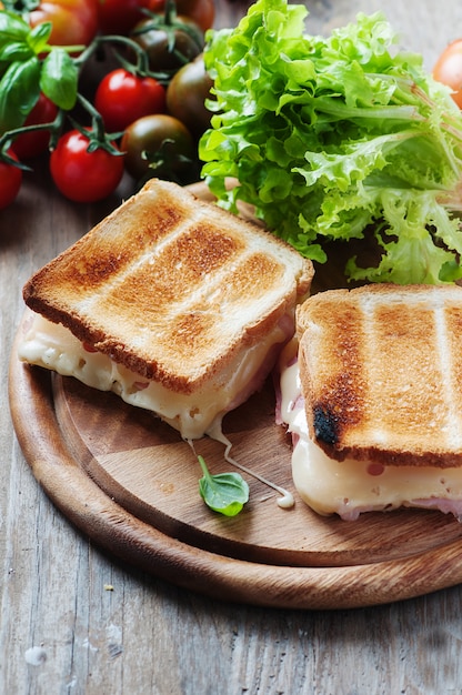 Tostadas con jamón y queso