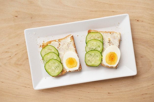 Tostadas con mantequilla huevo y pepino