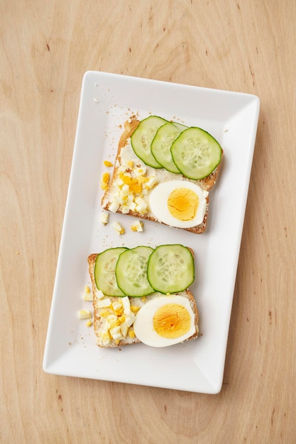 Tostadas con mantequilla huevo y pepino