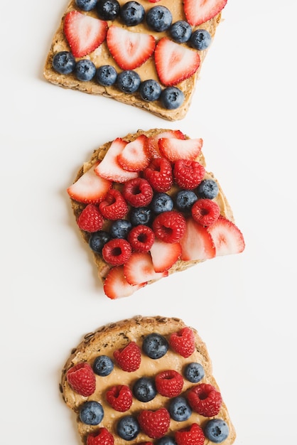 Tostadas de mantequilla de maní con frutos rojos de temporada