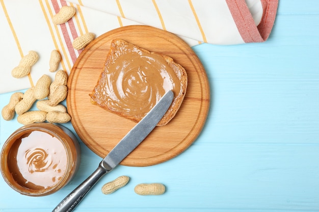 Tostadas con mantequilla de maní en la mesa