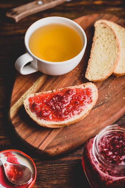 Tostadas con mermelada de frambuesa casera