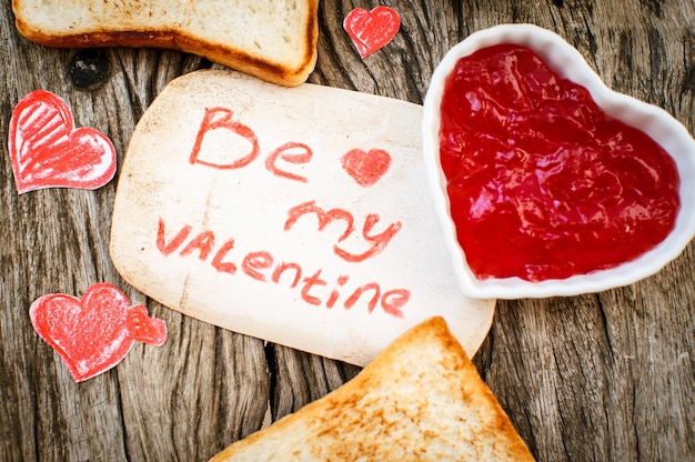 Tostadas con mermelada de fresa Be My Valentine tarjeta de mensaje blanca con corazones hechos a mano Día de San Valentín