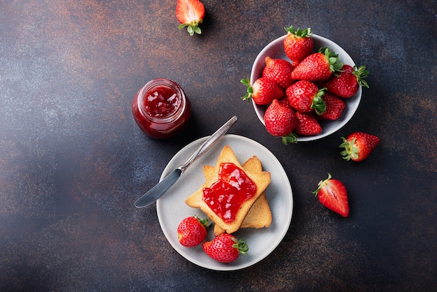 Tostadas con mermelada de fresa