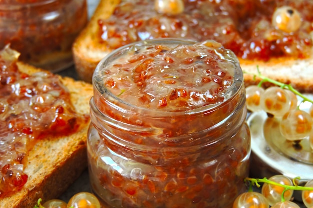 Tostadas con mermelada de grosella casera. Mermelada recién hecha de grosella blanca. Grosella blanca. Dulces útiles. Deliciosos picatostes con mermelada de grosella blanca.