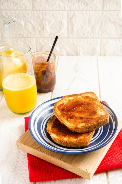 Tostadas con mermelada y jugo de naranja Fondo blanco