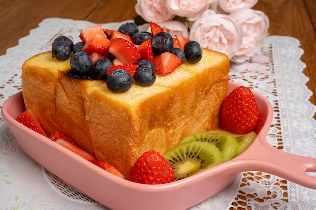 Tostadas de miel con frutas frescas