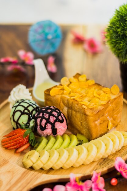 tostadas de miel con helado; crema batida, frutas y rebanada de almendra